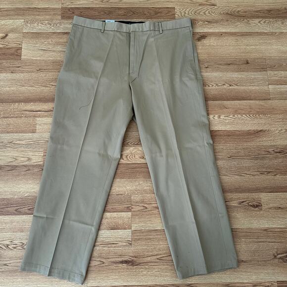 Dockers Men’s Classic Fit Anti Wrinkle Flat Front Khaki Pants Size 40/30 - Picture 1 of 7